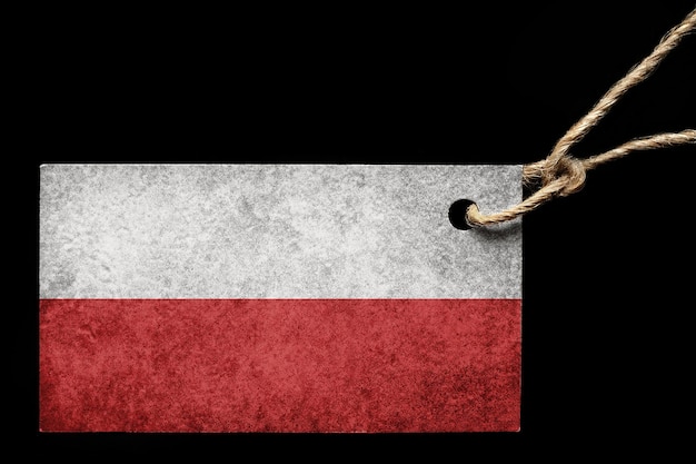 黒の背景に糸で旗ポーランドの色の段ボールのタグラベル