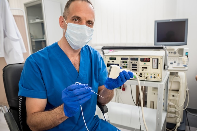 Cardiologen gebruiken buisjes en echografie voor ablatie van radiofrequente katheters.