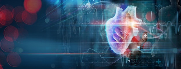 Cardiologo medico diagnosi paziente funzioni cardiache e vasi sanguigni sul cruscotto virtuale medico