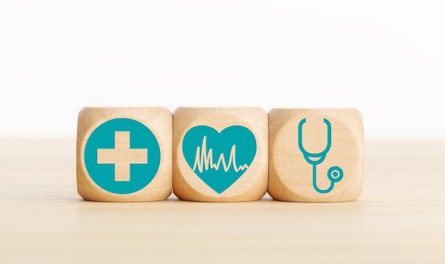 Photo cardiology concept. wooden blocks with medical icon on table. copy space