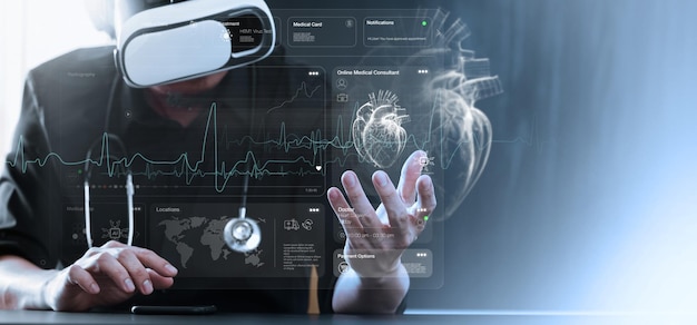 Cardioloog onderzoekt hartfuncties en bloedvaten van patiënten op VR
