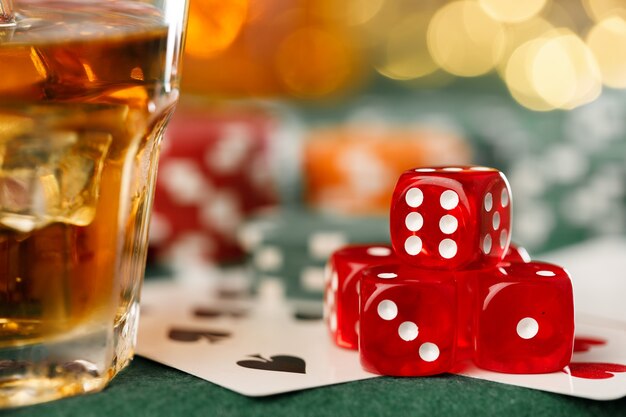 Carte da gioco fiches e alcool in vetro