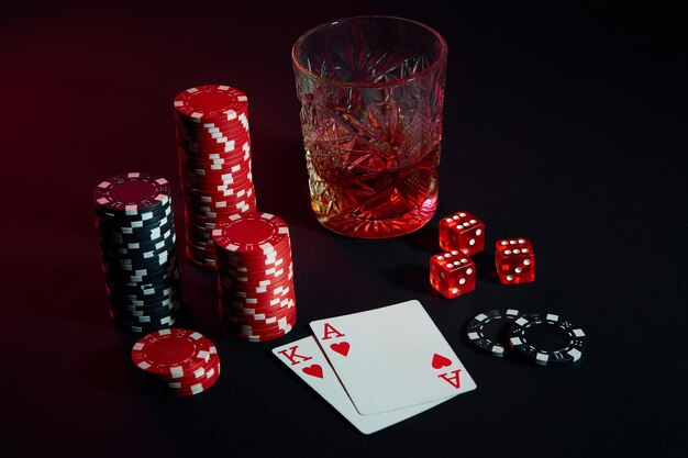 포커 플레이어의 카드입니다. 테이블에는 칩과 위스키와 함께 칵테일 한 잔이 있습니다. 정물. 도박의 개념입니다. 포커 온라인. 카드 - 에이스와 왕