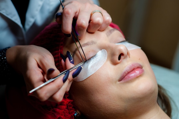 Care of eyelashes in the beauty salon.