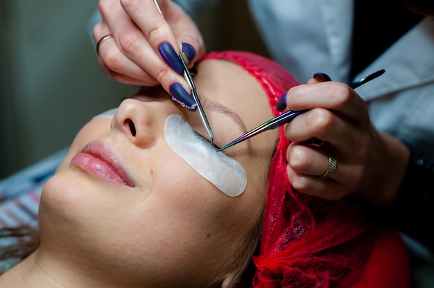 Care of eyelashes in the beauty salon.