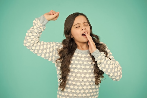 のんきで幸せな一緒に夢中になる父と娘が楽しんでいる子と父の親友親子と子供時代の父の日のコンセプト素敵な父とかわいい子供が空中でジャンプします