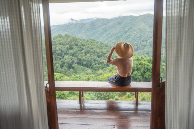 자연 절벽 산의 아침에 평온한 행복한 여자 여자 여행 관광객 혼자 아침 자유와 행복