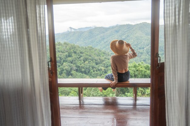 自然の崖山の朝の屈託のない幸せな女性女性旅行観光客だけで朝の自由と幸福