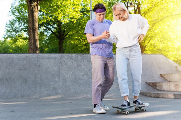 Coppia adolescente spensierata in uno skate-park.