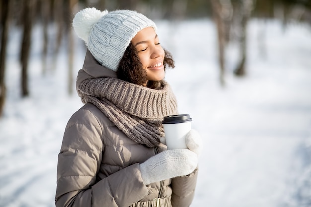 커피 겨울 햇볕을 즐기는 평온한 여자