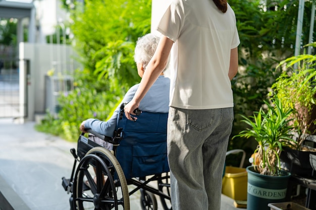 写真 介護者 介護 アジア 高齢者 高齢者 老婦人 患者 車椅子に座って 介護病院で 健全な 強い 医療コンセプト
