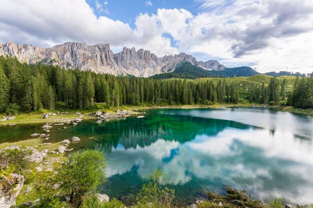 Foto carezza lake op een zonnige dag met wat wolken