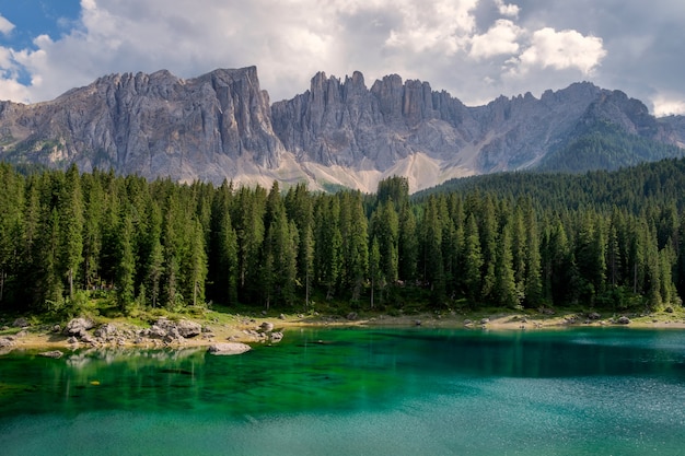 Carezza-meer met bergen van de Dolomieten in Italië