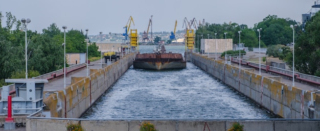 Грузовая баржа в шлюзе водозабора