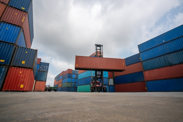 Container per spedizioni all'estero in cantiere navale con macchina pesante.