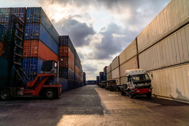 Photo cargo container for overseas shipping in shipyard with heavy machine .