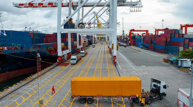 대형 로더 크레인 아래의 화물 컨테이너 트럭 국제 해상 화물 또는 조선소 항구에서 선박에서 트럭으로 화물 탱크를 가져오기 사용자 지정 터미널 포트에서 배송