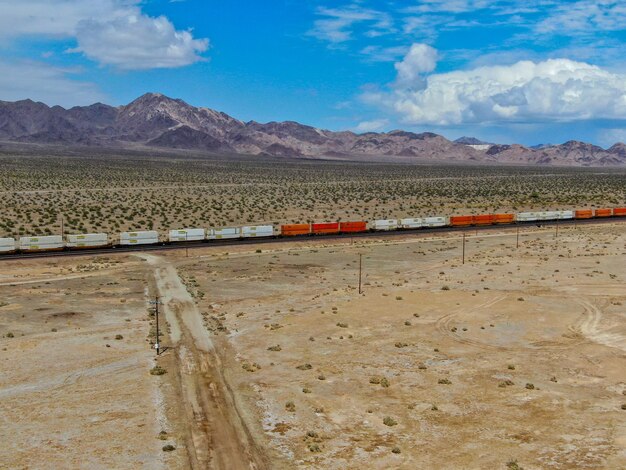 Грузовой локомотив пересекает пустыню пустыни Аризоны Аризона США