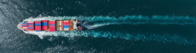 Foto nave marittima da carico con scia di condensazione nell'oceano nave che trasporta container e funziona per la tecnologia di concetto di esportazione spedizione di merci via nave per il servizio di spedizione