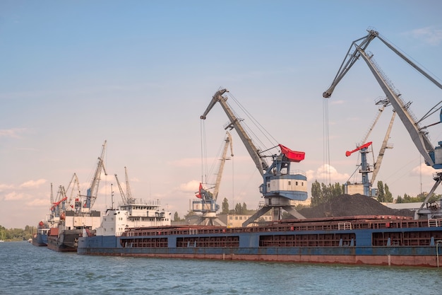 Cargo port barges are for loading coal