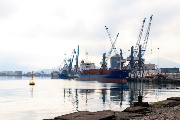 Фото Грузовой порт на черном море в батуми, грузия