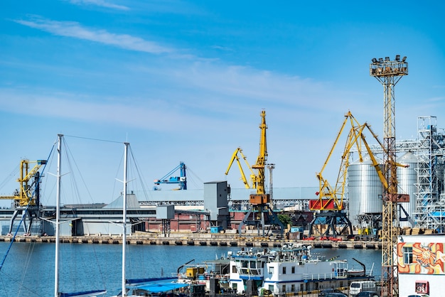 Фото Грузовой морской порт.