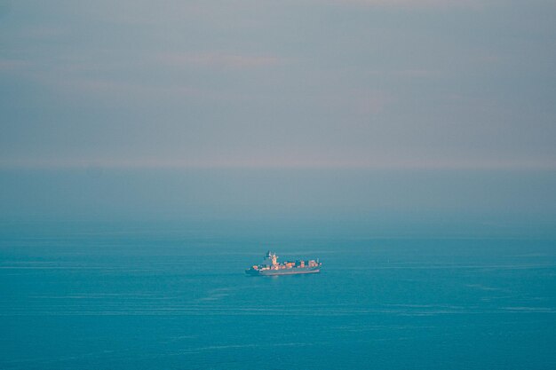 Photo cargo ship departing from barcelona port