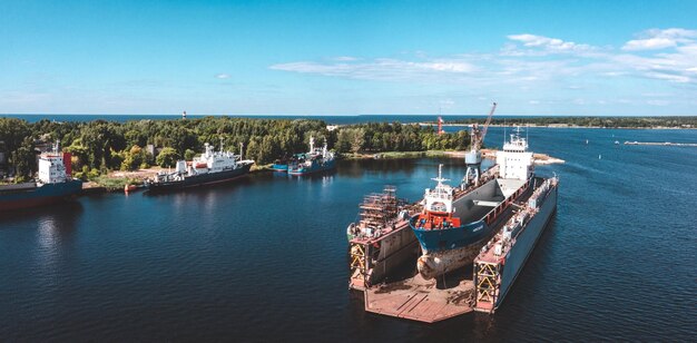 Грузовой корабль в плавучем сухом доке ремонтируется