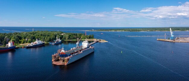 Грузовой корабль в плавучем сухом доке ремонтируется