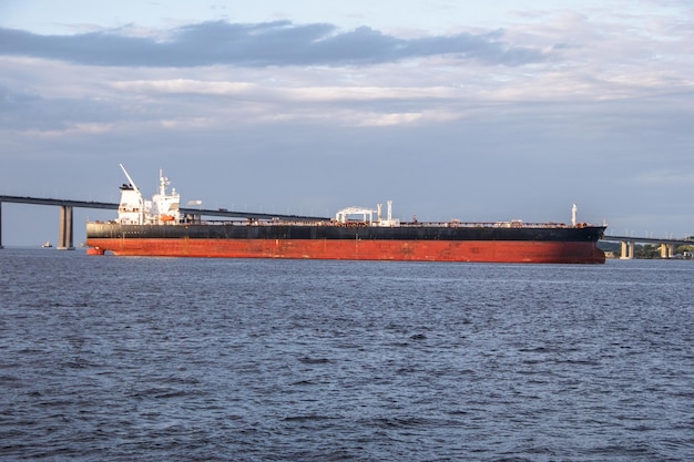 Photo cargo ship in guanabara bay in rio de janeiro