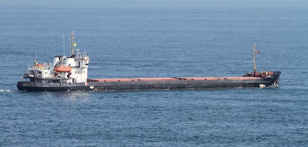 Фото Грузовое судно в море