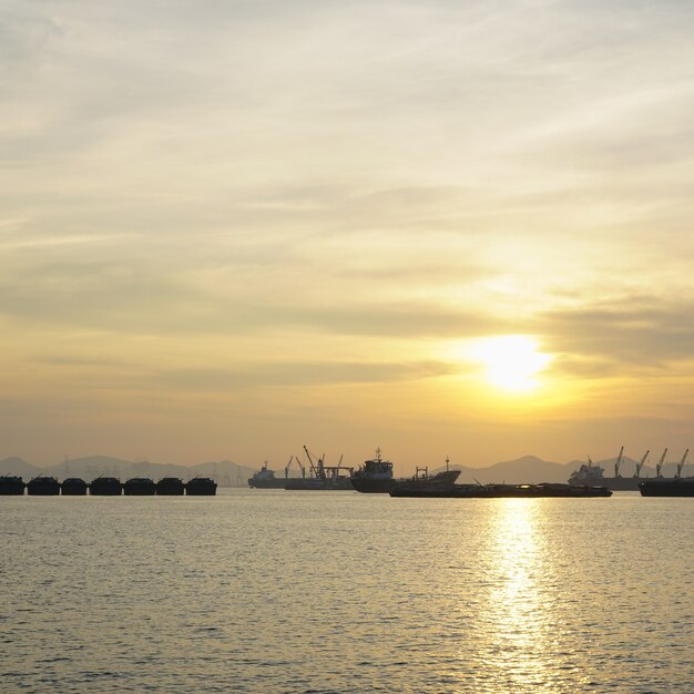 Грузовое судно, припаркованное в море.