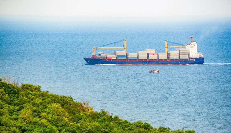 грузовое судно, плавающее на море