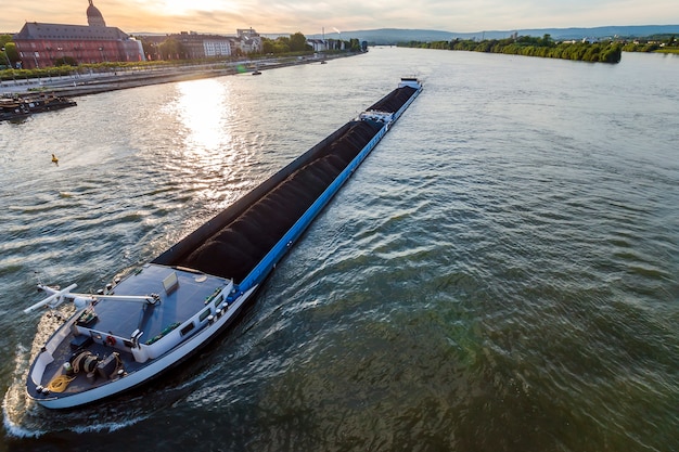 Nave da carico con carico in serie del carbone sul fiume il reno a mainz, germania