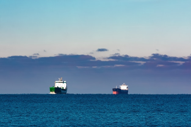 Navi da carico lontano nelle acque ferme del mar baltico