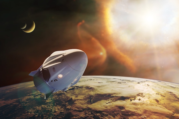Грузовой космический корабль на низкой околоземной орбите с солнечным светом