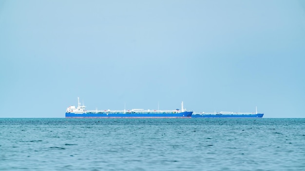 高海での貨物タンカー