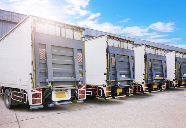 Фото Грузовой грузовик, припаркованный на складе, загрузка в док, упаковки, коробки, грузовые грузовики, грузовые грузовики, логистика