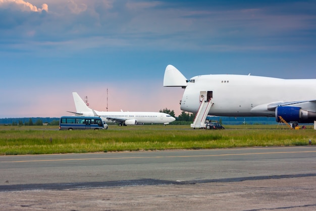 Cargo wide-body vliegtuig is het neusluik open