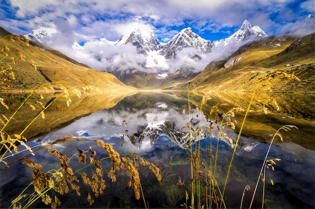 ペルーのワイワシ山脈にあるカルワコチャ ラグーン