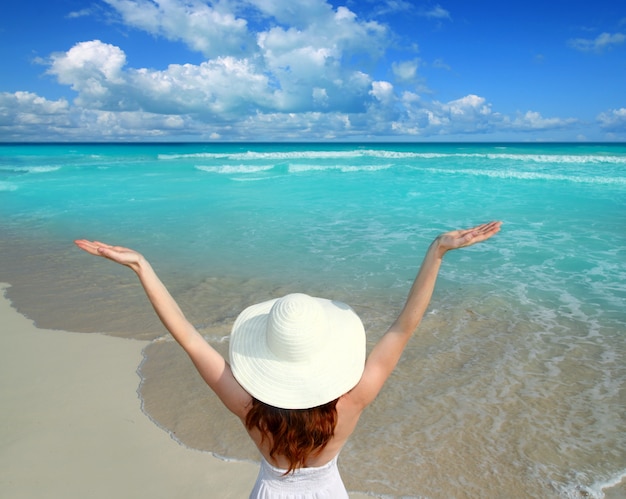 Cappello di retrovisione della donna caraibica della spiaggia a braccia aperte