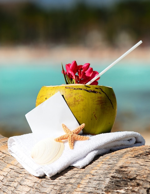 Foto spiaggia paradisiaca dei caraibi con cocktail di cocco