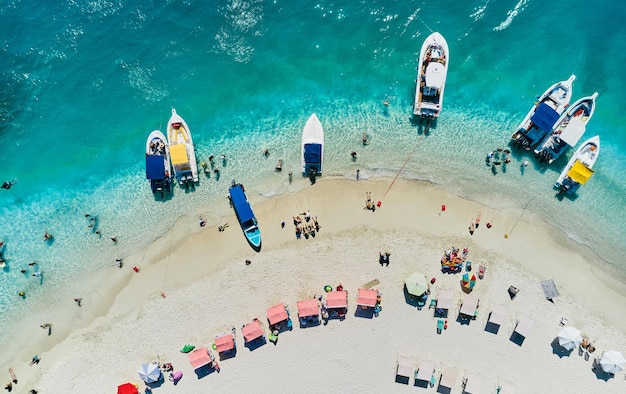 Caribisch eiland Paradisiacal TOP View Ongeïdentificeerde mensen op het strand