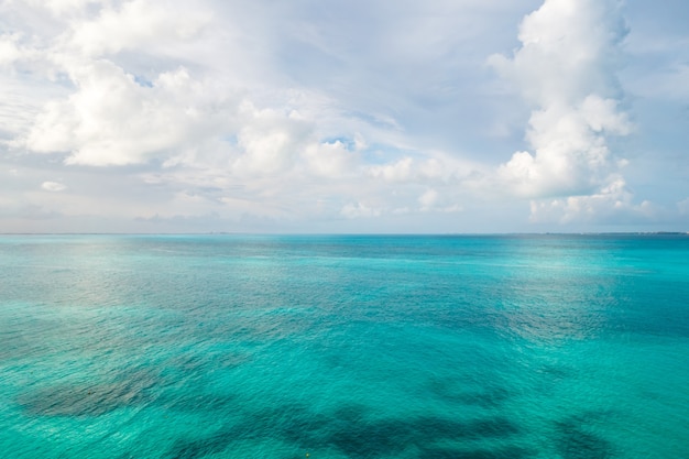 Caribische zee oppervlaktewater en hemel achtergrond exotisch landschap met wolken aan de horizon natuurlijk