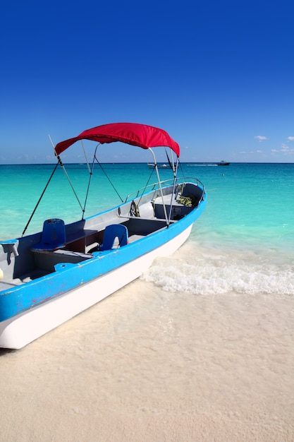 Caribische zee van het boot het tropische strand