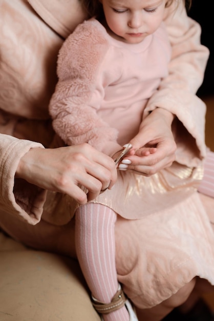 Заботливая мать стрижет ногти дочери дома