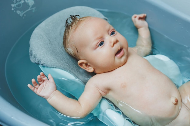 신생아를 돌보는 것, 아기를 목욕시키는 것, 욕조에 아기를 는 것, 처음 목욕하는 것