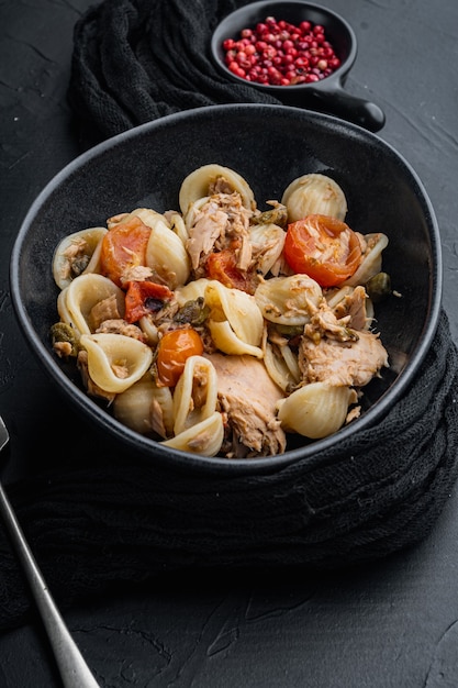 Carlofortina pasta met tonijn in kom op zwart