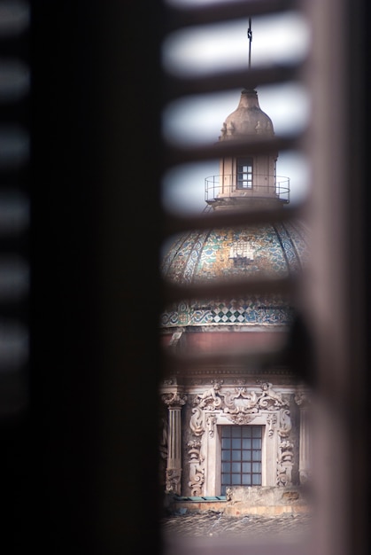 Photo carmine maggiore dome view from the window in palermo, sicily