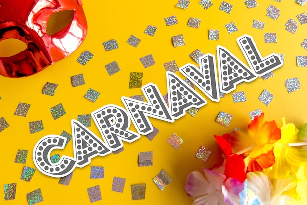 Carnaval concept op gele achtergrond, Braziliaans carnaval. Geschreven "Carnaval" (carnaval in het Portugees)